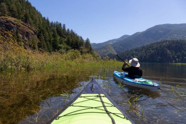 Harrison nehirde bir güzel ve canlı yaz gün boyunca kayak. Vancouver, British Columbia, Kanada doğusunda yer alan.