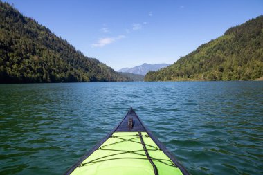 Harrison nehirde bir güzel ve canlı yaz gün boyunca kayak. Vancouver, British Columbia, Kanada doğusunda yer alan.