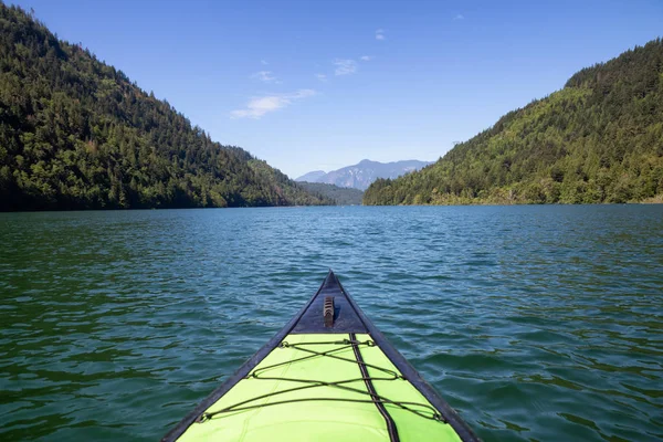 Harrison nehirde bir güzel ve canlı yaz gün boyunca kayak. Vancouver, British Columbia, Kanada doğusunda yer alan.