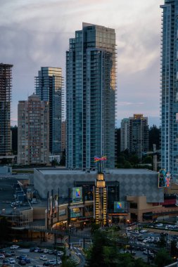 Metrotown, Burnaby, Vancouver, Bc, Kanada - 26 Haziran 2018: Bir canlı yaz gün batımı havadan görünümü Metropolis Alışveriş.