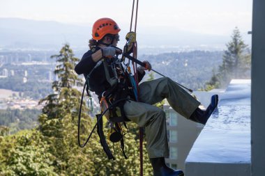 Burnaby dağ, Vancouver, British Columbia, Kanada - 011 Temmuz 2018: Yüksek doğmak ip access penceresi temiz bina bir sıcak güneşli yaz gün boyunca yıkama güçtür.