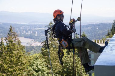 Burnaby dağ, Vancouver, British Columbia, Kanada - 011 Temmuz 2018: Yüksek doğmak ip access penceresi temiz bina bir sıcak güneşli yaz gün boyunca yıkama güçtür.