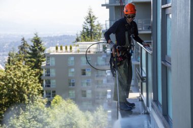 Burnaby dağ, Vancouver, British Columbia, Kanada - 011 Temmuz 2018: Yüksek doğmak ip access penceresi temiz bina bir sıcak güneşli yaz gün boyunca yıkama güçtür.
