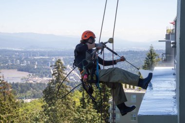 Burnaby dağ, Vancouver, British Columbia, Kanada - 011 Temmuz 2018: Yüksek doğmak ip access penceresi temiz bina bir sıcak güneşli yaz gün boyunca yıkama güçtür.