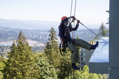 Burnaby dağ, Vancouver, British Columbia, Kanada - 011 Temmuz 2018: Yüksek doğmak ip access penceresi temiz bina bir sıcak güneşli yaz gün boyunca yıkama güçtür.