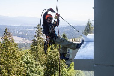Burnaby dağ, Vancouver, British Columbia, Kanada - 011 Temmuz 2018: Yüksek doğmak ip access penceresi temiz bina bir sıcak güneşli yaz gün boyunca yıkama güçtür.