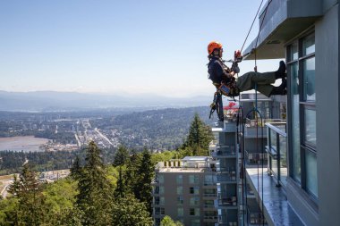 Burnaby dağ, Vancouver, British Columbia, Kanada - 011 Temmuz 2018: Yüksek doğmak ip access penceresi temiz bina bir sıcak güneşli yaz gün boyunca yıkama güçtür.