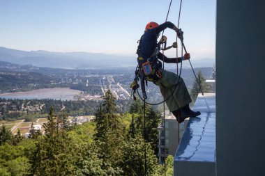 Burnaby dağ, Vancouver, British Columbia, Kanada - 011 Temmuz 2018: Yüksek doğmak ip access penceresi temiz bina bir sıcak güneşli yaz gün boyunca yıkama güçtür.