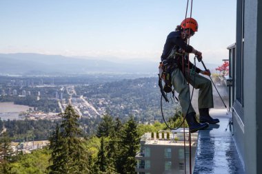Burnaby dağ, Vancouver, British Columbia, Kanada - 011 Temmuz 2018: Yüksek doğmak ip access penceresi temiz bina bir sıcak güneşli yaz gün boyunca yıkama güçtür.