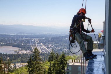 Burnaby dağ, Vancouver, British Columbia, Kanada - 011 Temmuz 2018: Yüksek doğmak ip access penceresi temiz bina bir sıcak güneşli yaz gün boyunca yıkama güçtür.