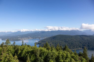 Hava panoramik Belcarra ve derin koyu bir bulutlu yaz gün boyunca. Burnaby dağ, Vancouver, Bc, Kanada üst kısmından alınan.