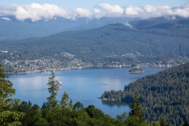 Hava panoramik Belcarra ve derin koyu bir bulutlu yaz gün boyunca. Burnaby dağ, Vancouver, Bc, Kanada üst kısmından alınan.