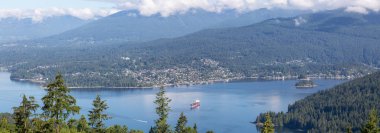 Hava panoramik Belcarra ve derin koyu bir bulutlu yaz gün boyunca. Burnaby dağ, Vancouver, Bc, Kanada üst kısmından alınan.
