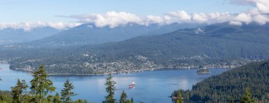 Hava panoramik Belcarra ve derin koyu bir bulutlu yaz gün boyunca. Burnaby dağ, Vancouver, Bc, Kanada üst kısmından alınan.