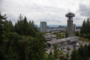 Burnaby dağda bir bulutlu yaz günü sırasında kule. Vancouver, Bc, Kanada içinde alınan.