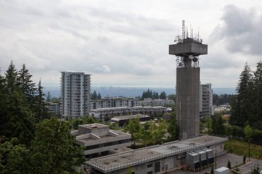 Burnaby dağda bir bulutlu yaz günü sırasında kule. Vancouver, Bc, Kanada içinde alınan.