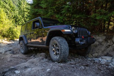 Misyonu, British Columbia, Kanada - 6 Ağustos 2018: Jeep Rubicon dağlık ve engebeli arazi göle biniyor.