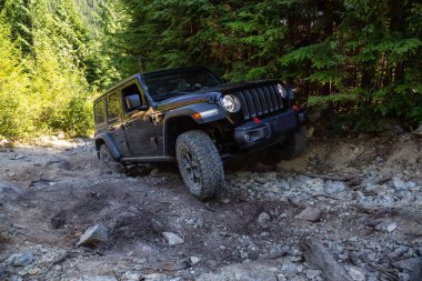 Misyonu, British Columbia, Kanada - 6 Ağustos 2018: Jeep Rubicon dağlık ve engebeli arazi göle biniyor.
