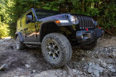 Misyonu, British Columbia, Kanada - 6 Ağustos 2018: Jeep Rubicon dağlık ve engebeli arazi göle biniyor.