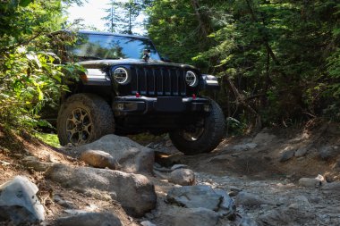 Misyonu, British Columbia, Kanada - 6 Ağustos 2018: Jeep Rubicon dağlık ve engebeli arazi göle biniyor.