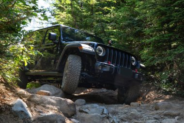 Misyonu, British Columbia, Kanada - 6 Ağustos 2018: Jeep Rubicon dağlık ve engebeli arazi göle biniyor.