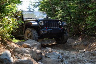 Misyonu, British Columbia, Kanada - 6 Ağustos 2018: Jeep Rubicon dağlık ve engebeli arazi göle biniyor.