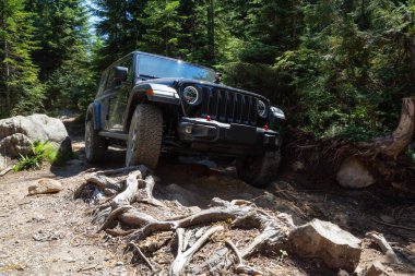 Misyonu, British Columbia, Kanada - 6 Ağustos 2018: Jeep Rubicon dağlık ve engebeli arazi göle biniyor.