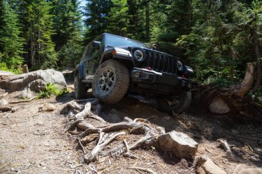 Misyonu, British Columbia, Kanada - 6 Ağustos 2018: Jeep Rubicon dağlık ve engebeli arazi göle biniyor.