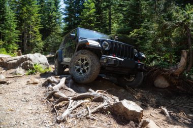 Misyonu, British Columbia, Kanada - 6 Ağustos 2018: Jeep Rubicon dağlık ve engebeli arazi göle biniyor.