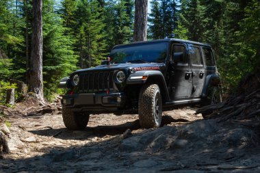 Misyonu, British Columbia, Kanada - 6 Ağustos 2018: Jeep Rubicon dağlık ve engebeli arazi göle biniyor.