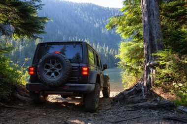 Misyonu, British Columbia, Kanada - 6 Ağustos 2018: Jeep Rubicon dağlık ve engebeli arazi göle biniyor.