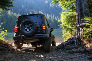 Misyonu, British Columbia, Kanada - 6 Ağustos 2018: Jeep Rubicon dağlık ve engebeli arazi göle biniyor.