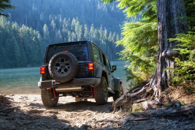 Misyonu, British Columbia, Kanada - 6 Ağustos 2018: Jeep Rubicon dağlık ve engebeli arazi göle biniyor.