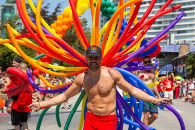 Downtown Vancouver, British Columbia, Kanada - 5 Ağustos 2018: insanlar eşcinsel gurur geçit töreninde kutluyor.