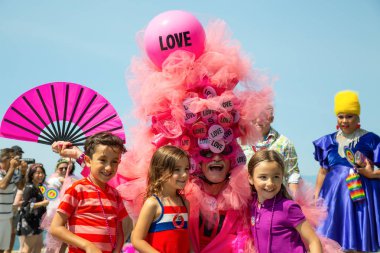 Downtown Vancouver, British Columbia, Kanada - 5 Ağustos 2018: insanlar eşcinsel gurur geçit töreninde kutluyor.