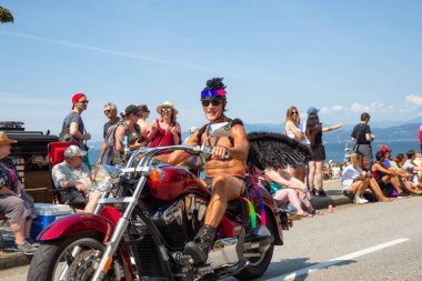 Downtown Vancouver, British Columbia, Kanada - 5 Ağustos 2018: eşcinsel gurur geçit töreninde motosiklet Binme motorcu.