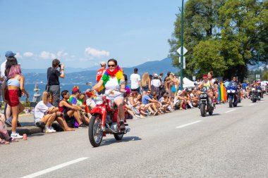 Downtown Vancouver, British Columbia, Kanada - 5 Ağustos 2018: eşcinsel gurur geçit töreninde motosiklet Binme motorcu.