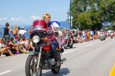 Downtown Vancouver, British Columbia, Kanada - 5 Ağustos 2018: eşcinsel gurur geçit töreninde motosiklet Binme motorcu.