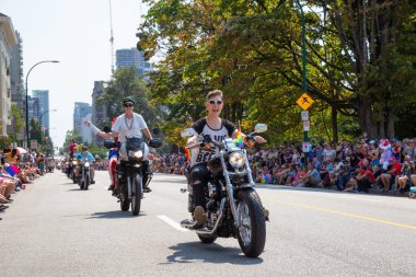 Downtown Vancouver, British Columbia, Kanada - 5 Ağustos 2018: eşcinsel gurur geçit töreninde motosiklet Binme motorcu.