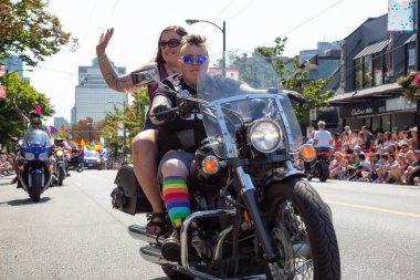 Downtown Vancouver, British Columbia, Kanada - 5 Ağustos 2018: kalabalık insan Gay Pride Parade için başlamak bekliyor.
