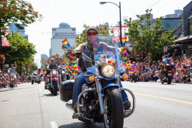 Downtown Vancouver, British Columbia, Kanada - 5 Ağustos 2018: kalabalık insan Gay Pride Parade için başlamak bekliyor.