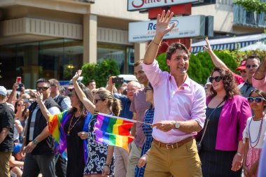Downtown Vancouver, British Columbia, Kanada - 5 Ağustos 2018: Kanada Başbakanı Justin Trudeau Gay Pride Parade kutluyor.