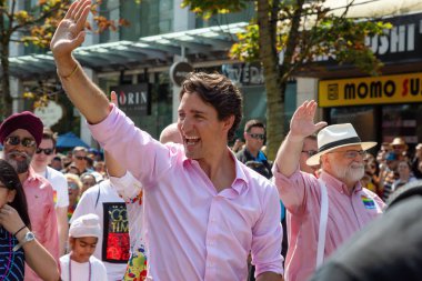 Downtown Vancouver, British Columbia, Kanada - 5 Ağustos 2018: Kanada Başbakanı Justin Trudeau Gay Pride Parade kutluyor.