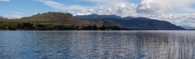 British Columbia, Kanada Osoyoos gölde güzel panoramik manzaralı. Bir bulutlu yaz günü sırasında alınan.
