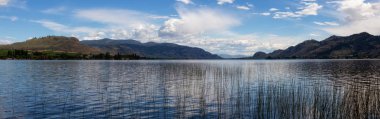 British Columbia, Kanada Osoyoos gölde güzel panoramik manzaralı. Bir bulutlu yaz günü sırasında alınan.