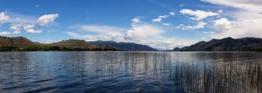 British Columbia, Kanada Osoyoos gölde güzel panoramik manzaralı. Bir bulutlu yaz günü sırasında alınan.