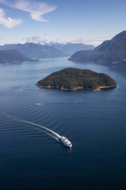 Güneşli bir yaz gününde Howe Sound 'da seyahat eden feribot görüntüsü. Vancouver 'ın Kuzeyi, BC, Kanada.