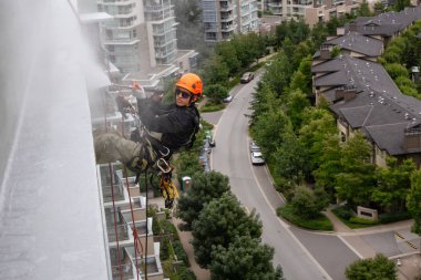 Burnaby dağ, Vancouver, British Columbia, Kanada - 9 Temmuz 2018: Yüksek doğmak ip access penceresi temiz bina bir bulutlu yaz gün boyunca yıkama güçtür.