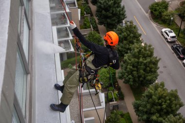 Burnaby dağ, Vancouver, British Columbia, Kanada - 9 Temmuz 2018: Yüksek doğmak ip access penceresi temiz bina bir bulutlu yaz gün boyunca yıkama güçtür.