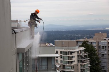Burnaby dağ, Vancouver, British Columbia, Kanada - 9 Temmuz 2018: Yüksek doğmak ip access penceresi temiz bina bir bulutlu yaz gün boyunca yıkama güçtür.